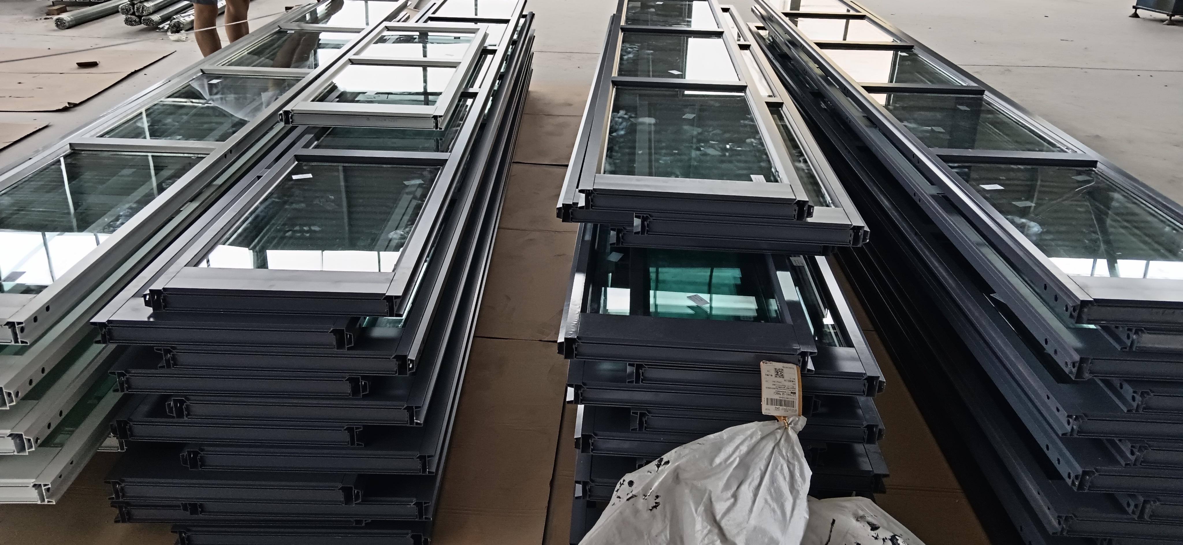 باب المرآب الزجاجي